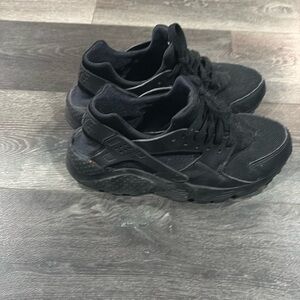 Nike Air Huarache size 7y